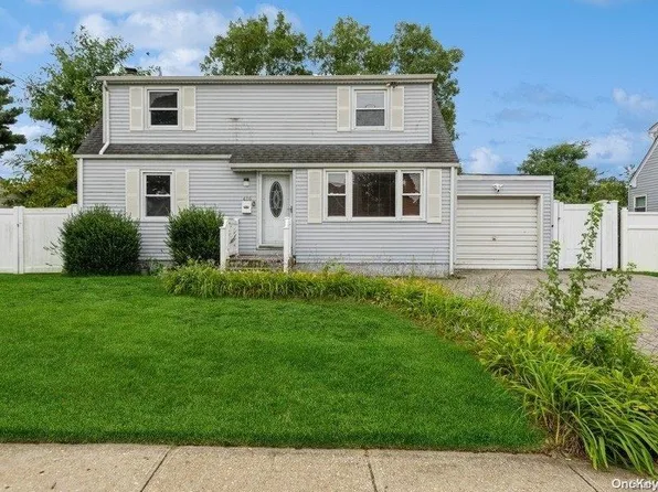 416 17th Street, West Babylon, NY 11704