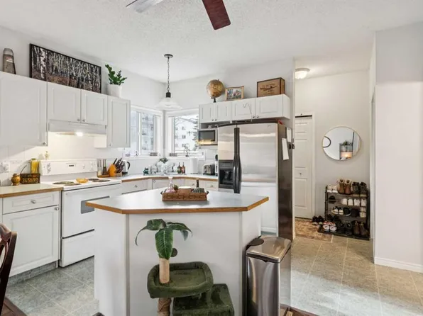 622 S 56th Ave SW #102, Calgary, AB T2V 0G8