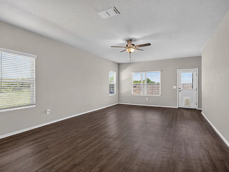 579 Jennifer Way — Photo 5