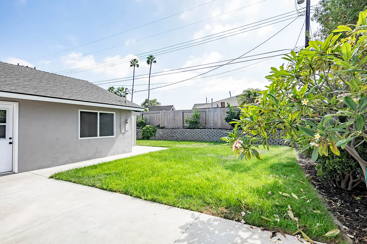 Building Photo - Paularino Ave
