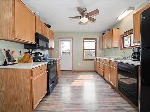 4th image of 136 Grove St
