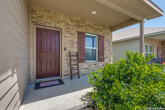 3 bed, 2.5 bath, 1935 sqft, $2,075 — Photo 2