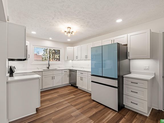4th image of 709 N 72nd Ave