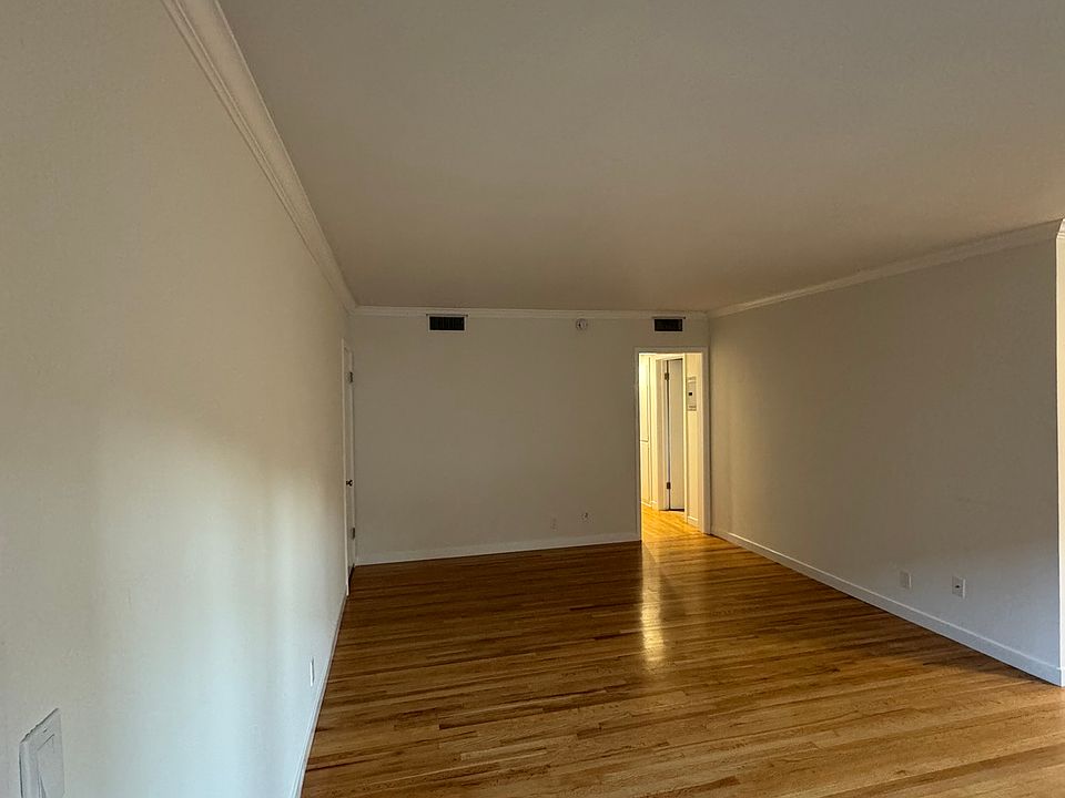 1st image of 14041 Moorpark St #1