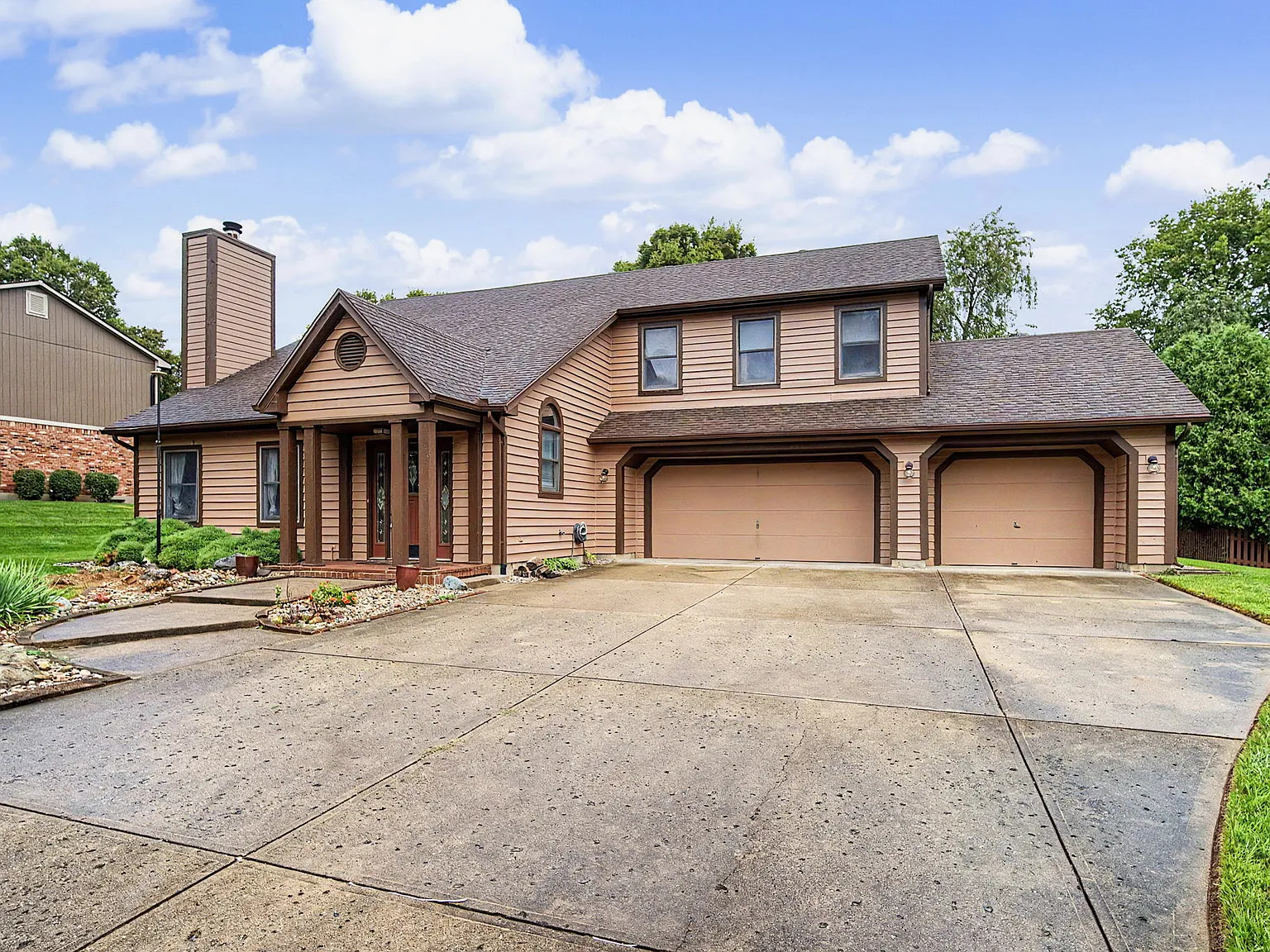 3 bed, 2.5 bath, 2400 sqft, $2,500 — Photo 2