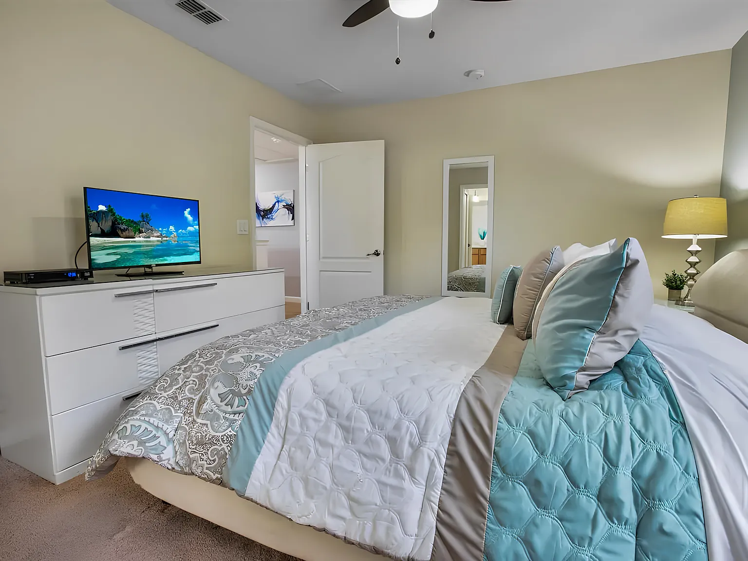 4 bed, 5.0 bath, 2842 sqft, $1,338 — Photo 2