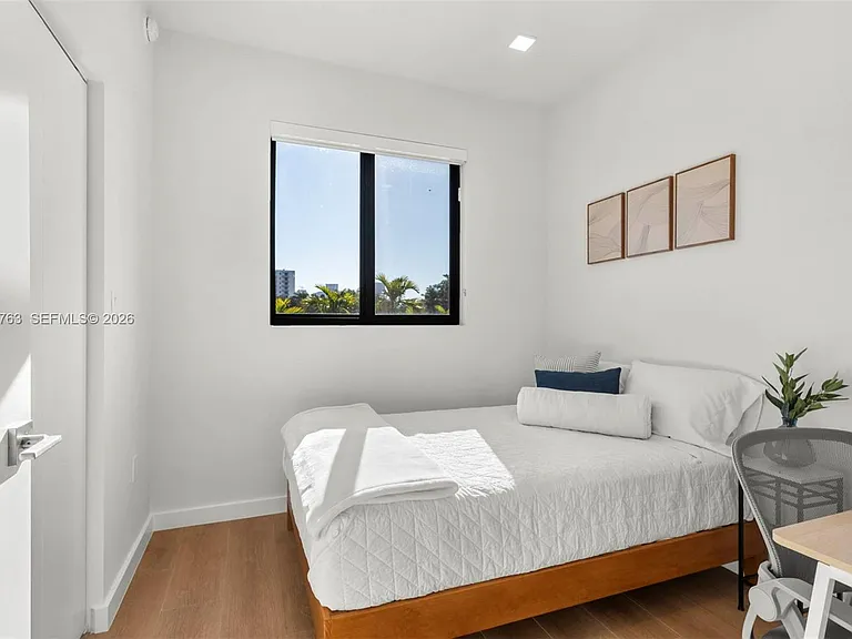 1376 SW 4th St #7 — Photo 11