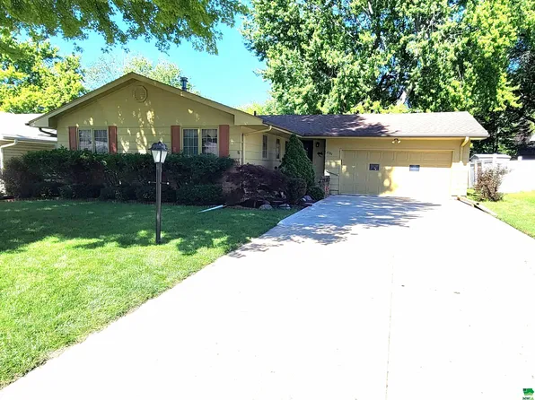 2721 Willow St, Sioux City, IA 51106