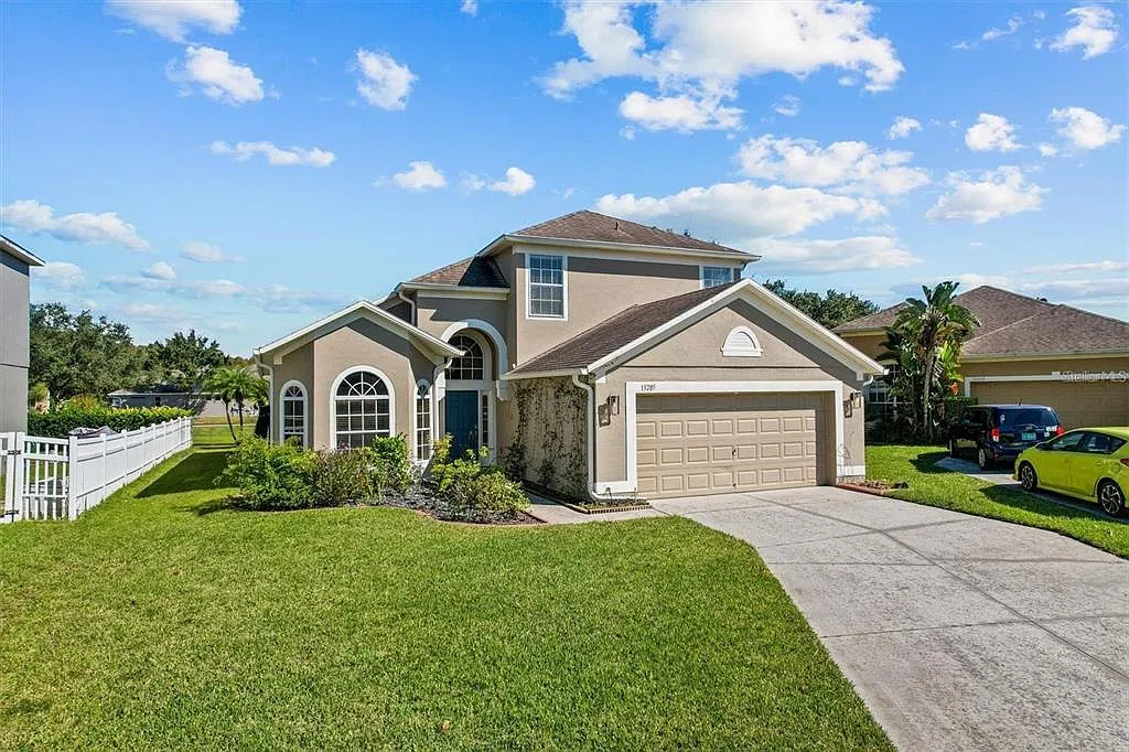 4 bed, 2.5 bath, 2216 sqft, $2,900 — Photo 2