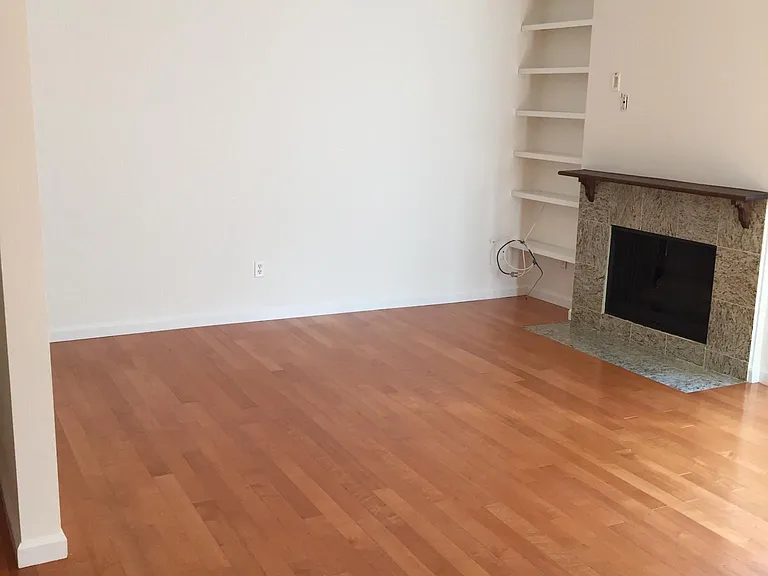 1655 Greenfield Ave #11 — Photo 2