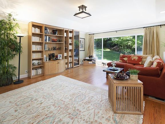 4th image of 2339 Crest Ln