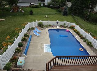 1826 Davenshire Dr, Bettendorf, IA 52722