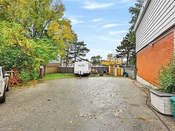 5th image of 23 Brenda Ct