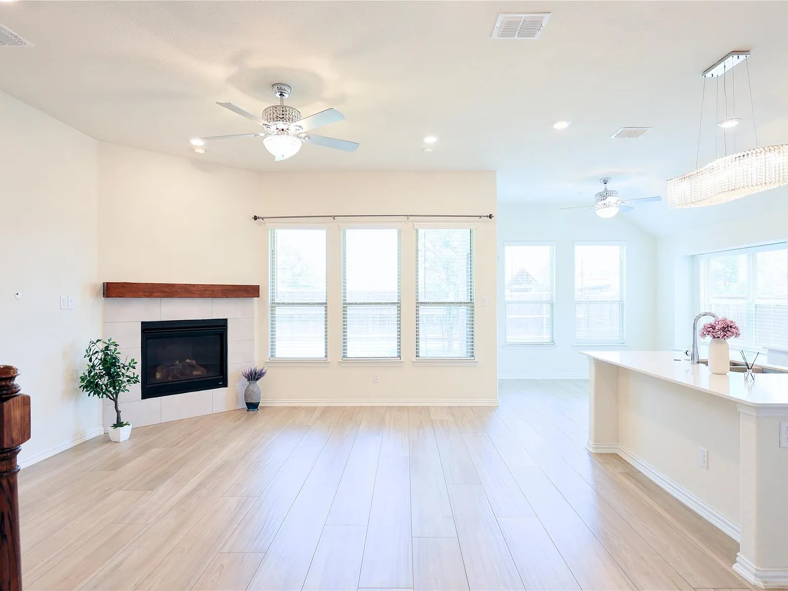 4 bed, 2405 sqft, $2,800 — Photo 3