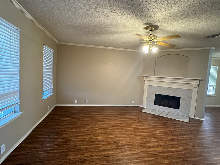 2421 Hampton Dr — Photo 2