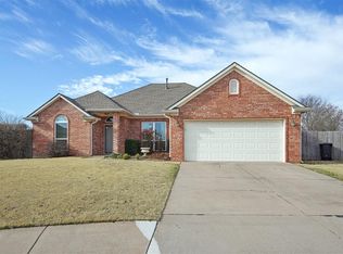 917 SW 39th St, Moore, OK 73160