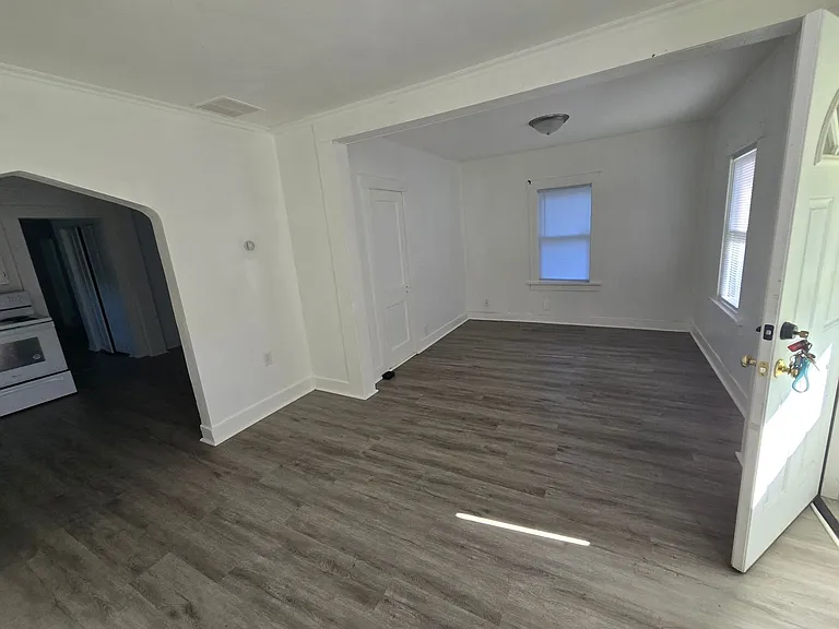 539 NE Lake St — Photo 3