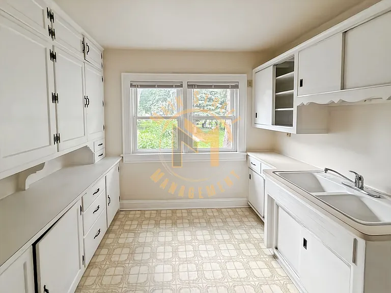 520 Henry St — Photo 5