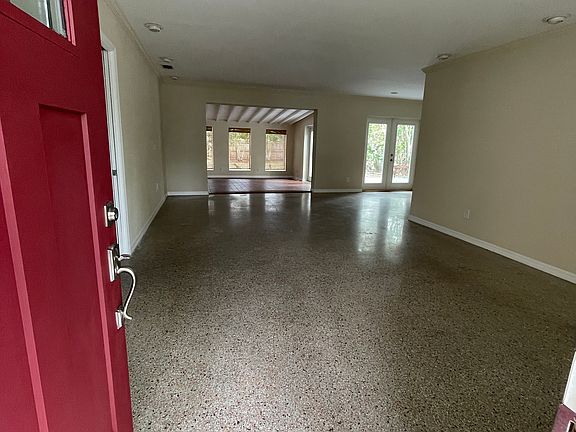 4th image of 533 W Davis Blvd