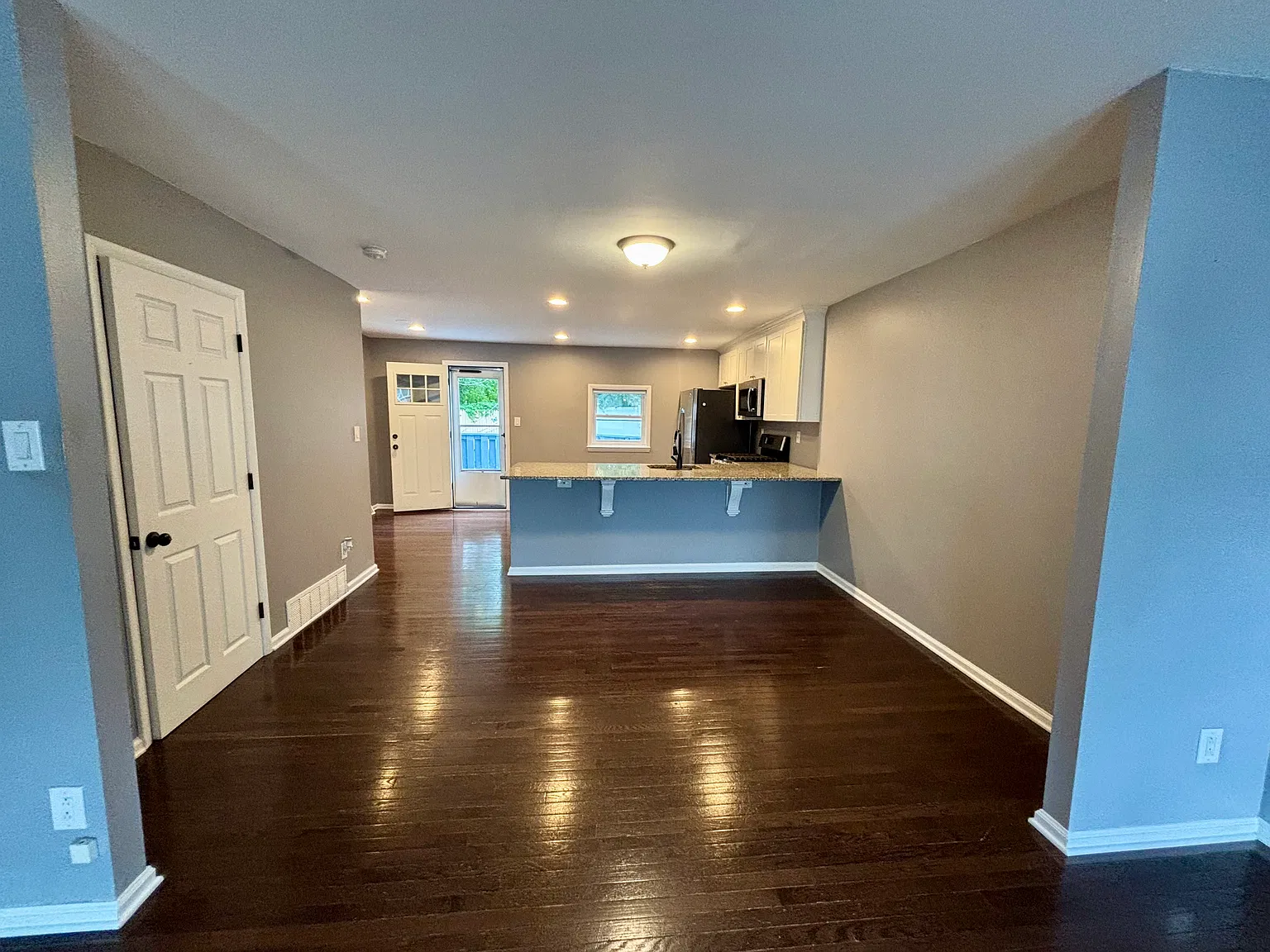 3 bed, 1.5 bath, 1260 sqft, $2,700 — Photo 3