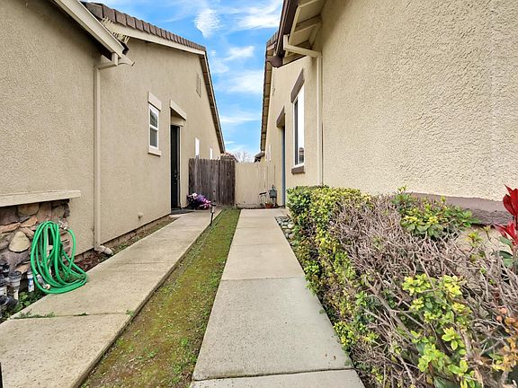4th image of 7418 Sun Reign Ln