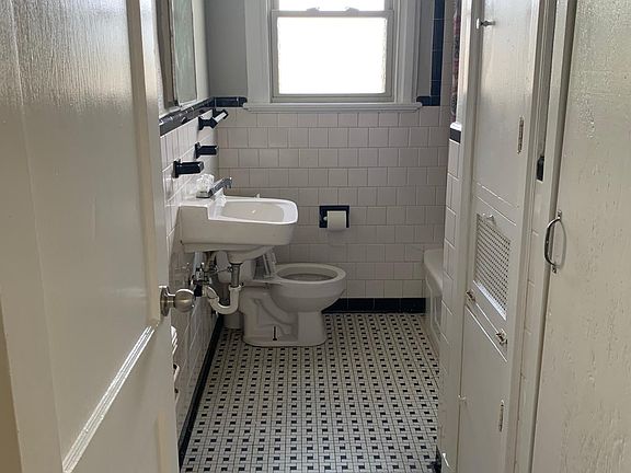 4th image of 604 N Causeway Blvd APT D