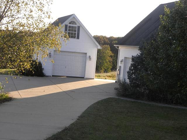 2nd image of 410 Grandview Farms Dr