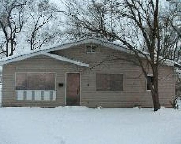 ONly a few block to the So. Shore train.