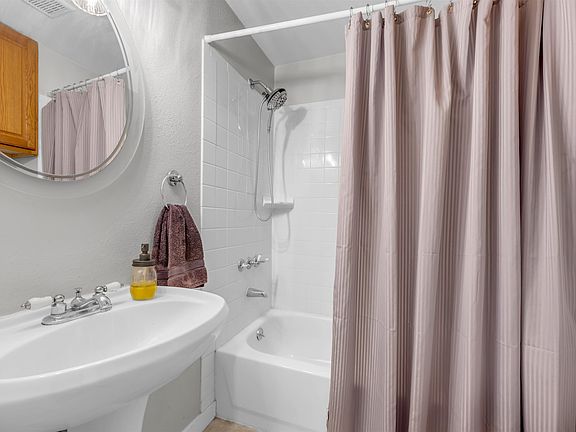 5th image of 1303 Oak Street