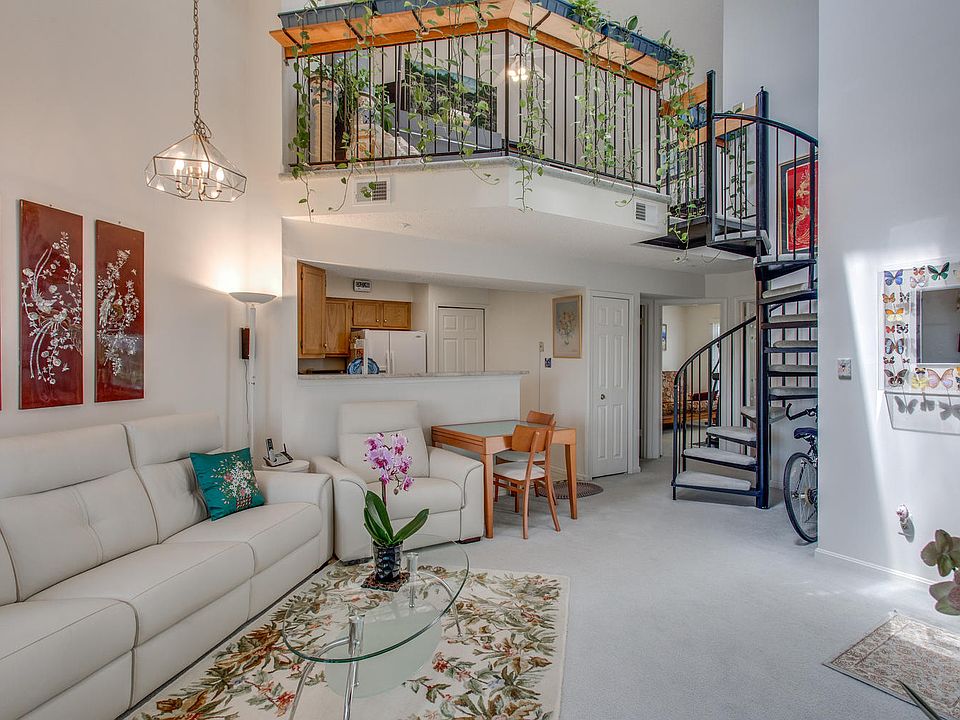 2-story family room
