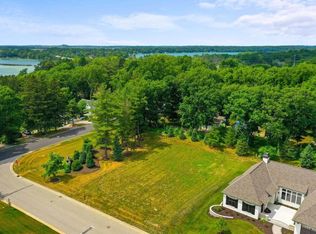 1630 Newbridge Ln #1, Oconomowoc, WI 53066