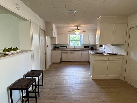 5th image of 1613 Cardinal Dr