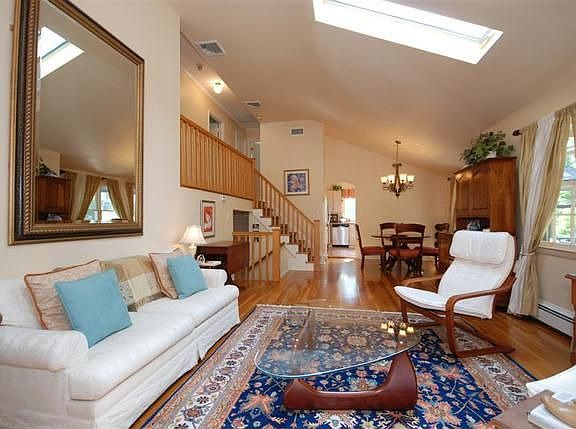 4th image of 60 Harriet Ln