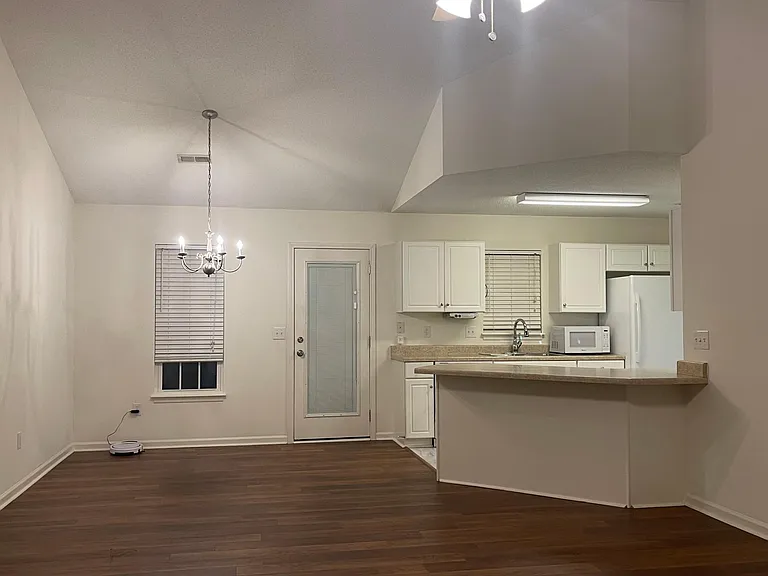 Vaulted Ceiling!