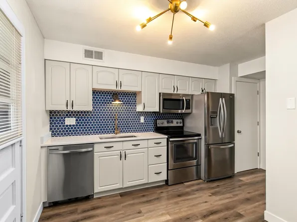 4206 64th St APT 2, Urbandale, IA 50322