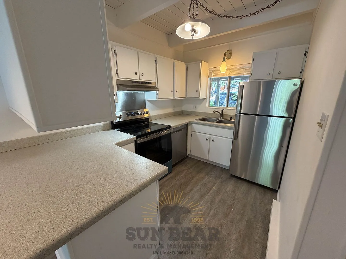 2 Bedroom in Central Incline (IM21) - New paint, floors and appliances! — Photo 2