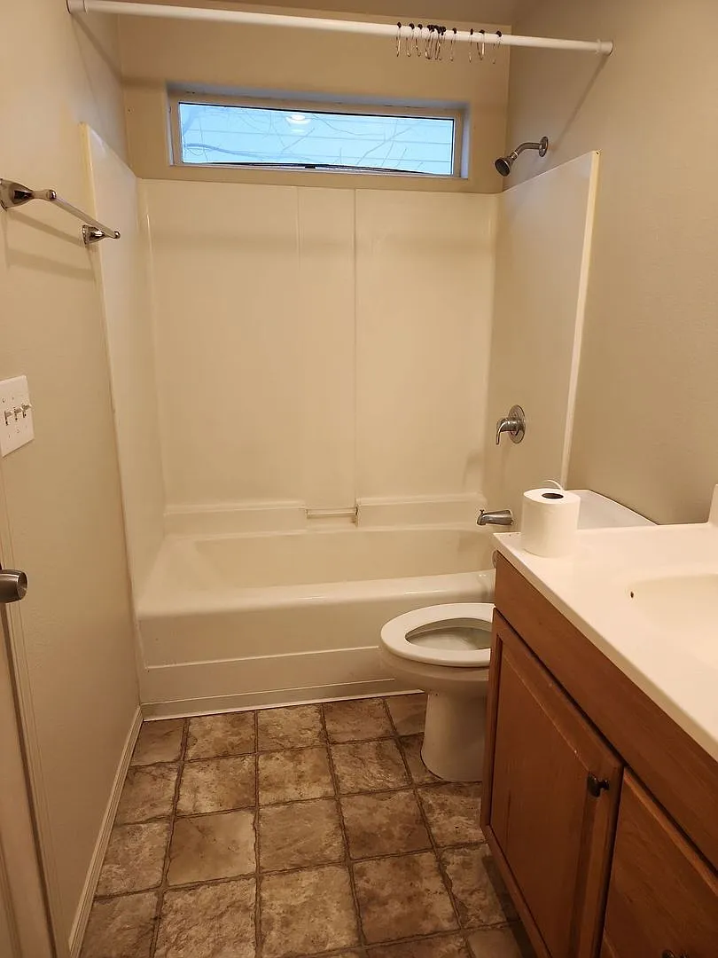 3 bed 2 bath w/ garage in Ephrata — Photo 4