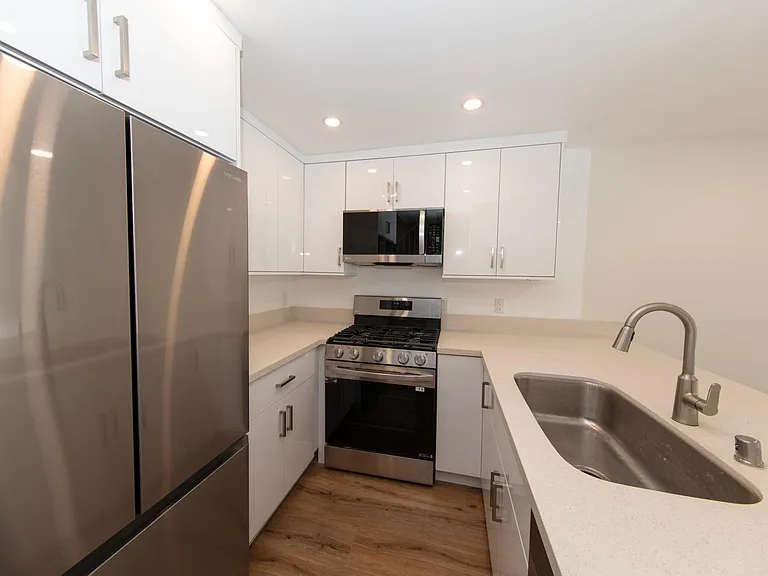 1524 Granville Ave #102 — Photo 3