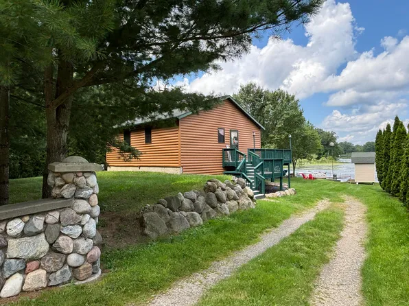 8215 S Island View Dr, Newaygo, MI 49337