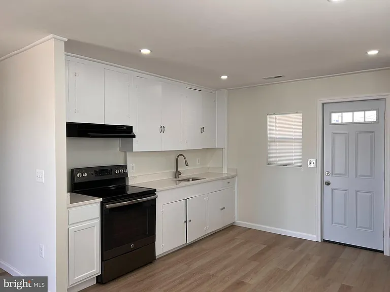 1325 Fuselage Ave — Photo 2