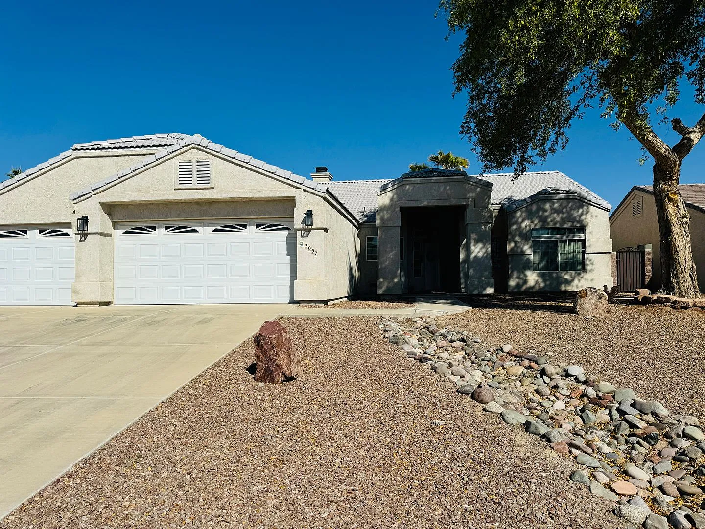 Spacious 3-Bedroom Home with Mountain Views, 3-Car Garage, and Furnished in Desert Lake Estates — Photo 1