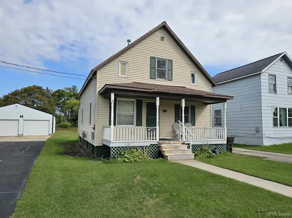 219 Schoolcraft Ave, Manistique, MI 49854