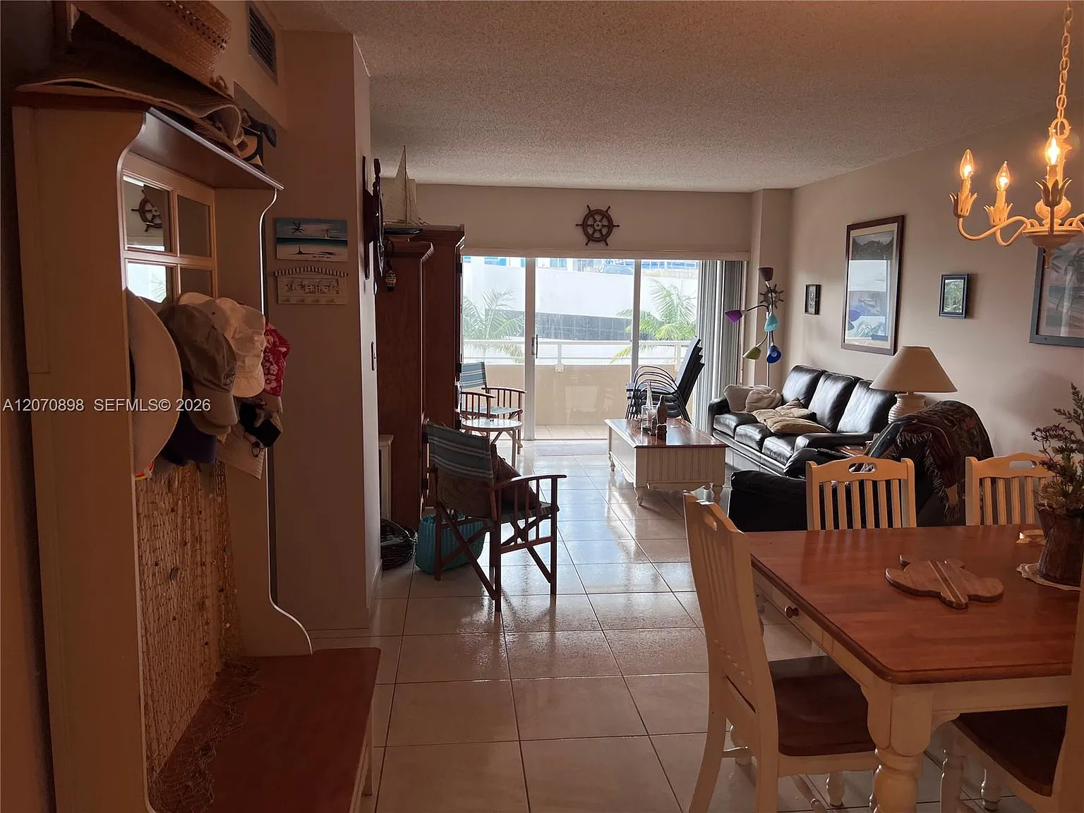 Hemispheres Condo — Photo 1