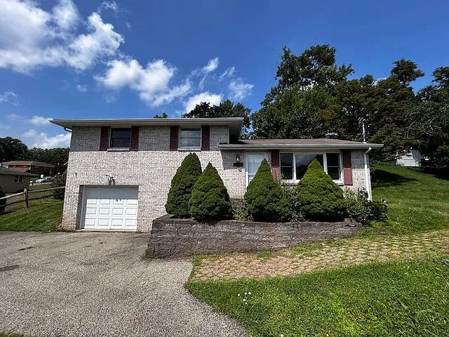 12407 Maple Ln — Photo 2