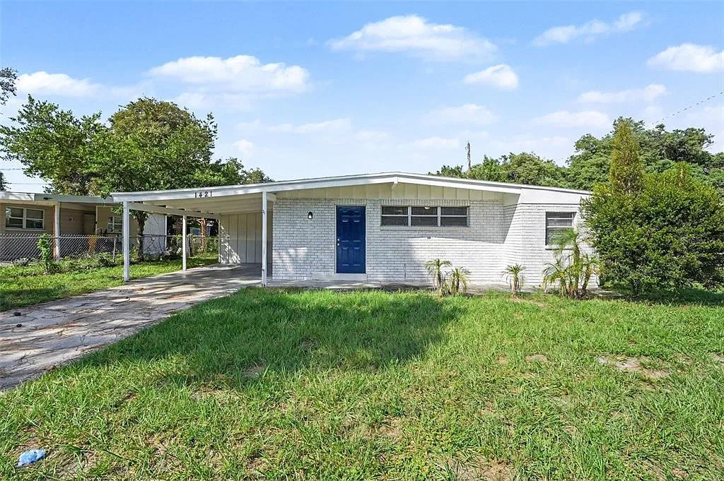 3 bed, 1.0 bath, 1016 sqft, $2,000 — Photo 2