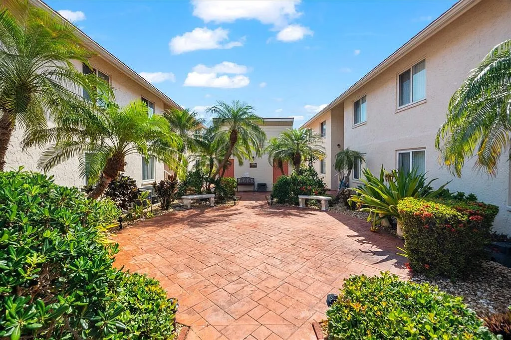 2 bed, 2.0 bath, 1002 sqft, $3,200 — Photo 1