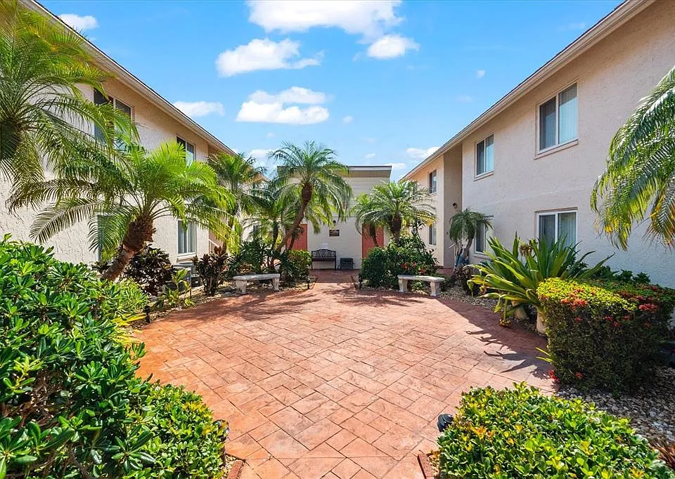 6708 Sarasea Cir #202