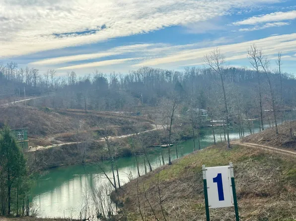 1 Sleepy Hollow Rd, East Bernstadt, KY 40729