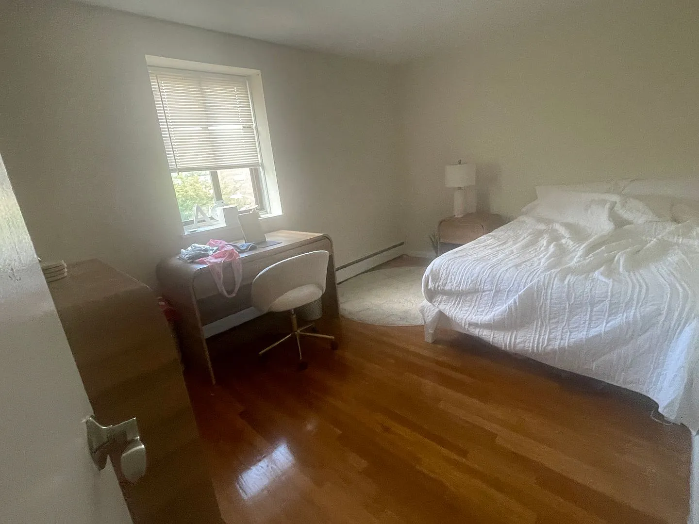 Free Month & No Fee Stunning Top Floor Sunny 2 Bed Near Bu And Across From T Stop And Supermarket — Photo 2