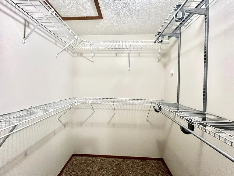 Oakridge Apartments — Photo 28